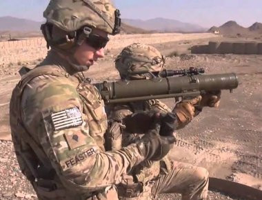 Βίντεο: Αντιαρματικές ρουκέτες περνούν επάνω από αγελάδες που περπατάνε αμέριμνες!